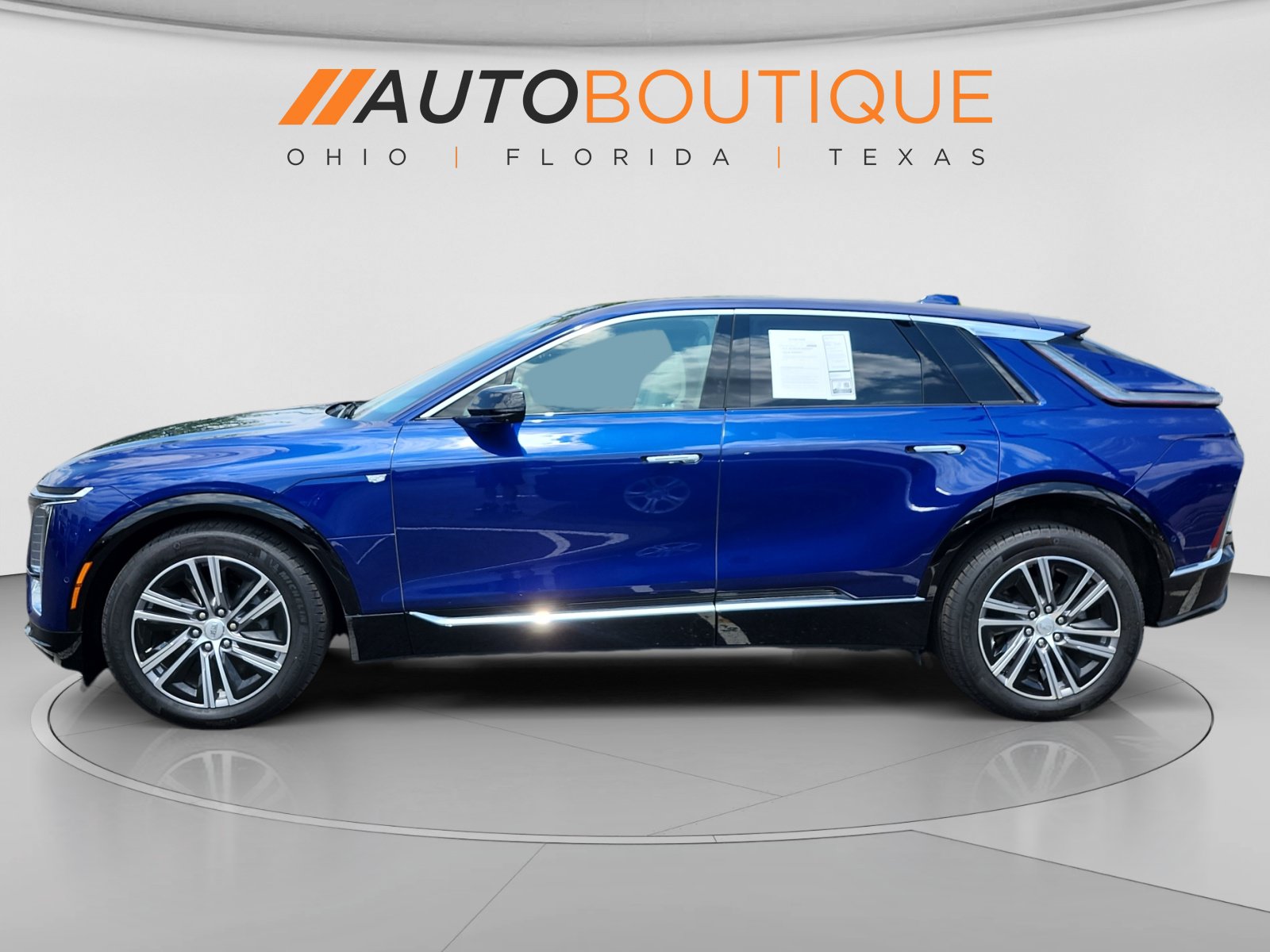 Used 2024 Cadillac Lyriq Luxury AWD/4WD image 2