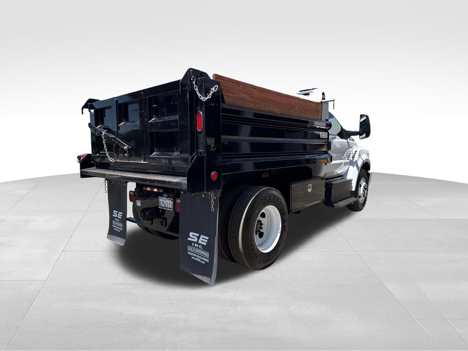Used 2023 Ford F650 2WD Regular Cab Super Duty image 5