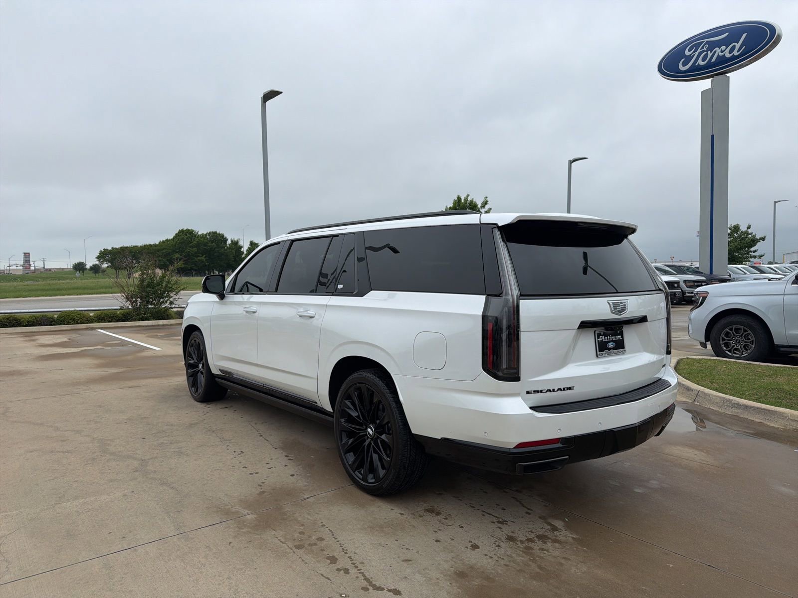 Used 2025 Cadillac Escalade ESV Sport Platinum image 3