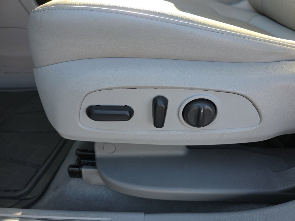 Used 2020 GMC Acadia SLT w/ Driver Alert Package II image 16