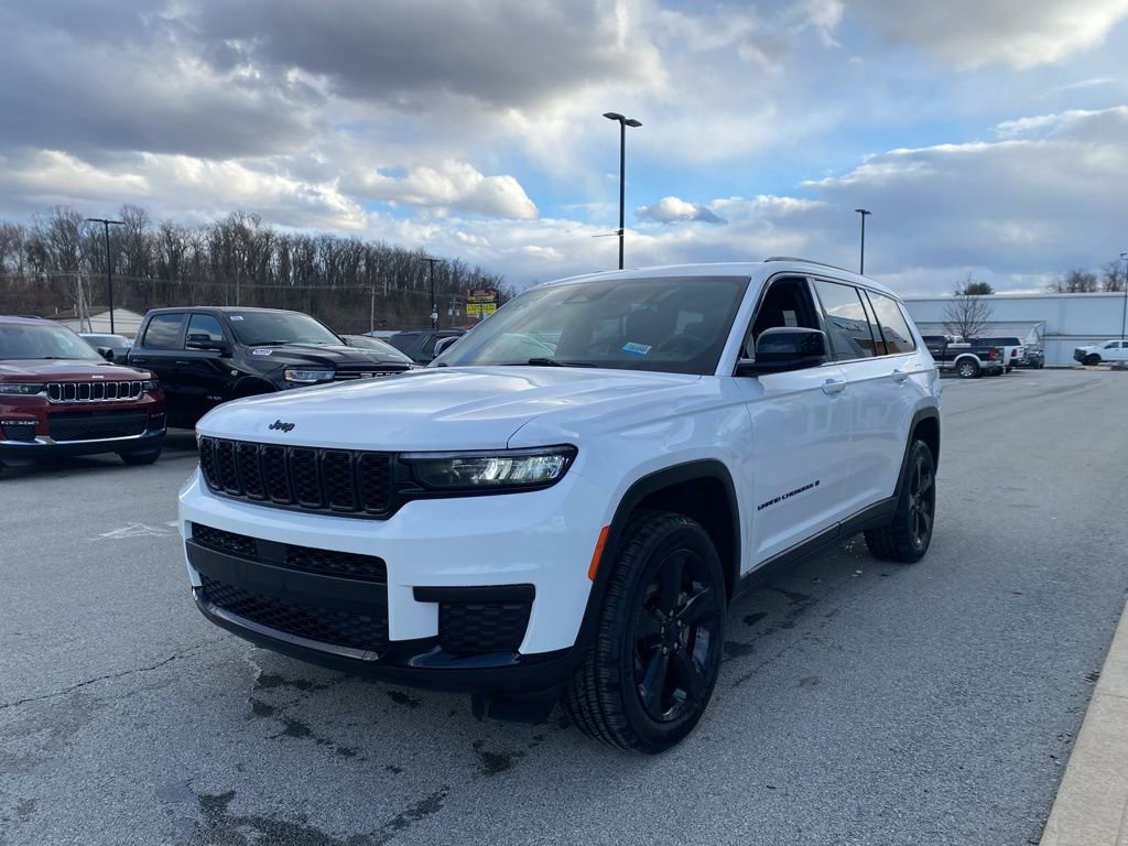 Used 2023 Jeep Grand Cherokee L Laredo image 4