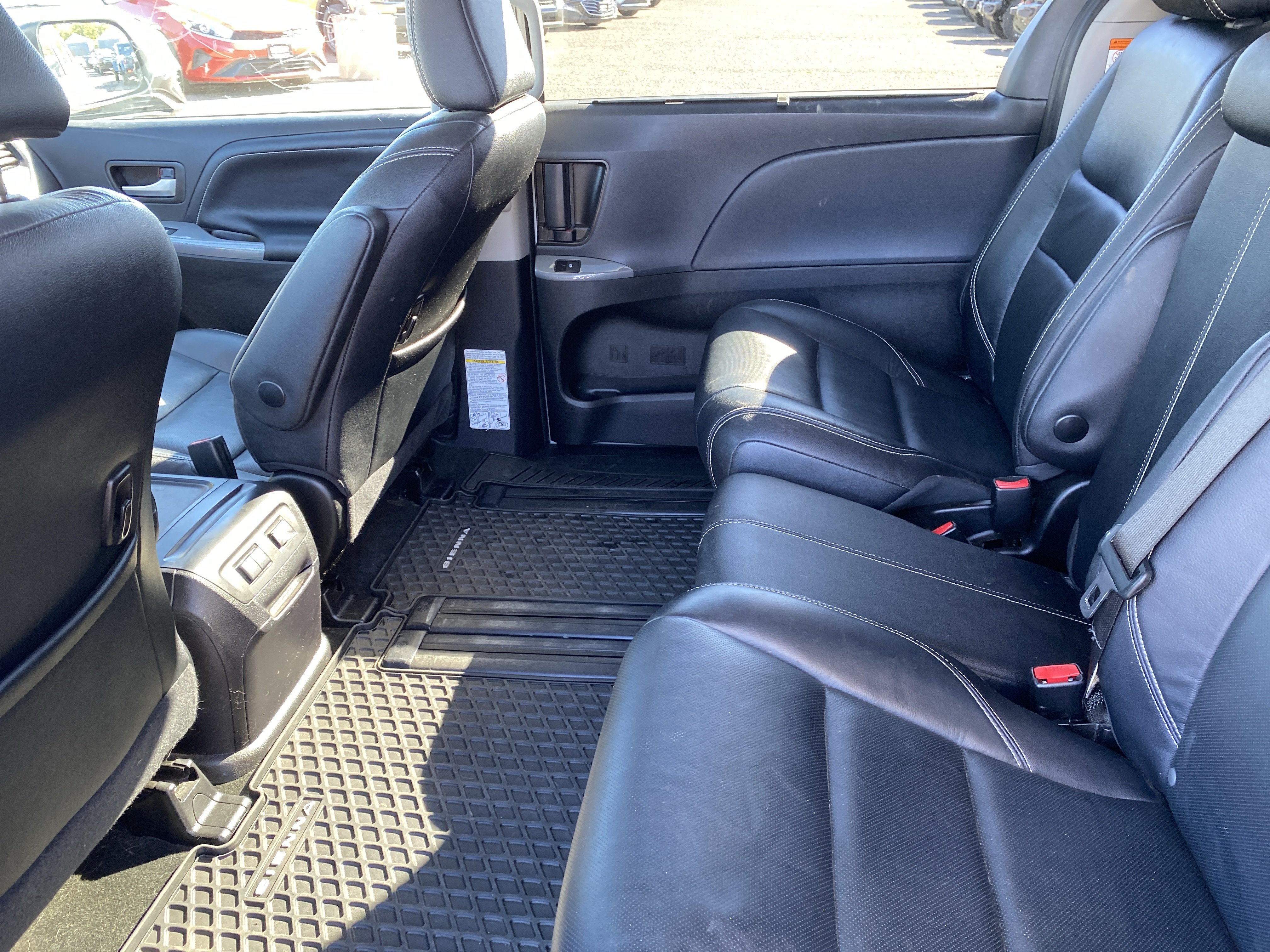 Used 2018 Toyota Sienna SE FWD image 22