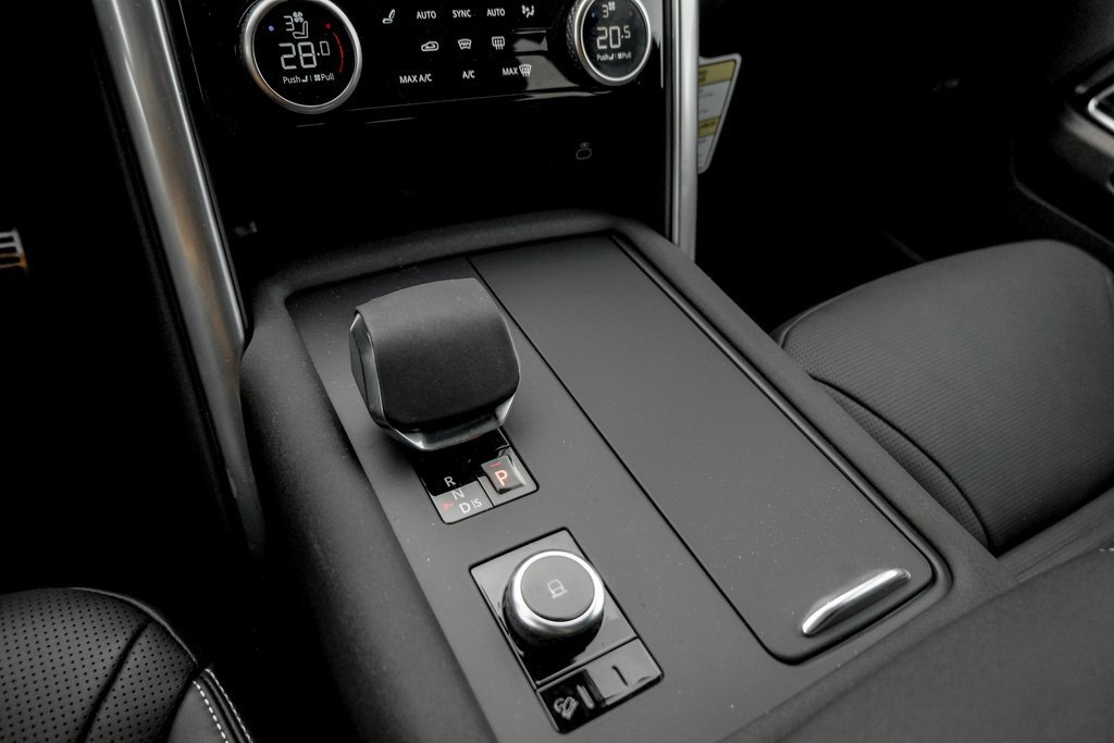 Used 2025 Land Rover Discovery Dynamic SE image 14