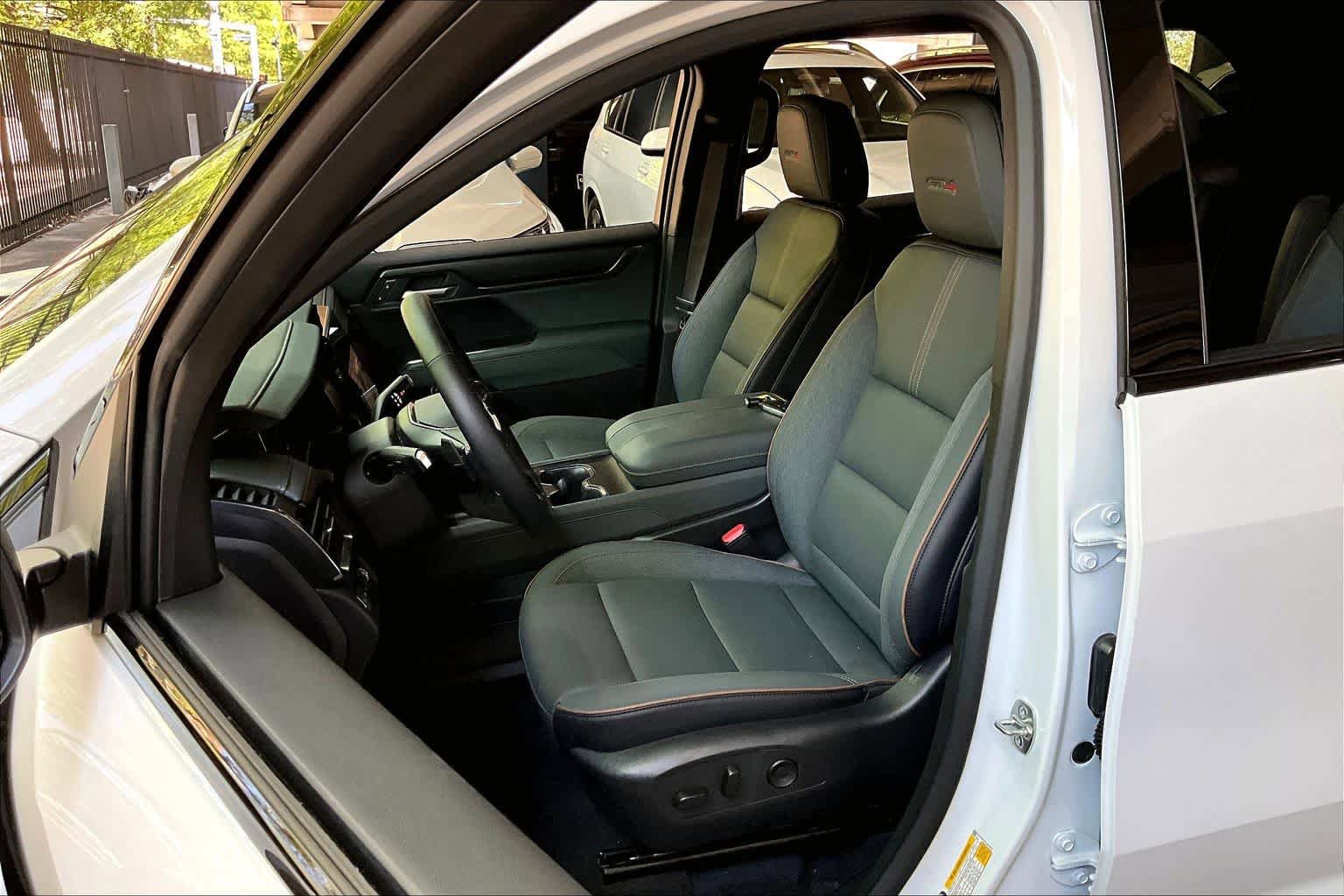 Used 2025 GMC Acadia AT4 w/ Luxury Package AWD/4WD image 7