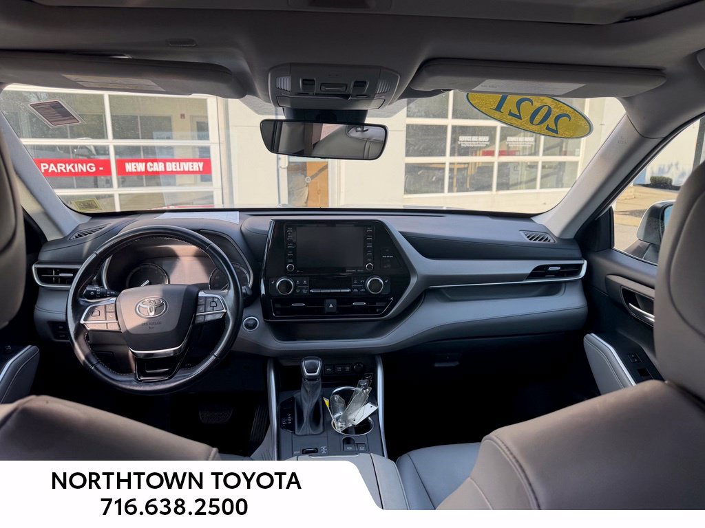 Used 2021 Toyota Highlander XLE FWD image 25