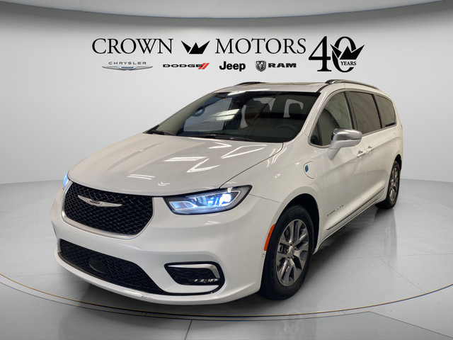 Used 2024 Chrysler Pacifica Pinnacle FWD image 11