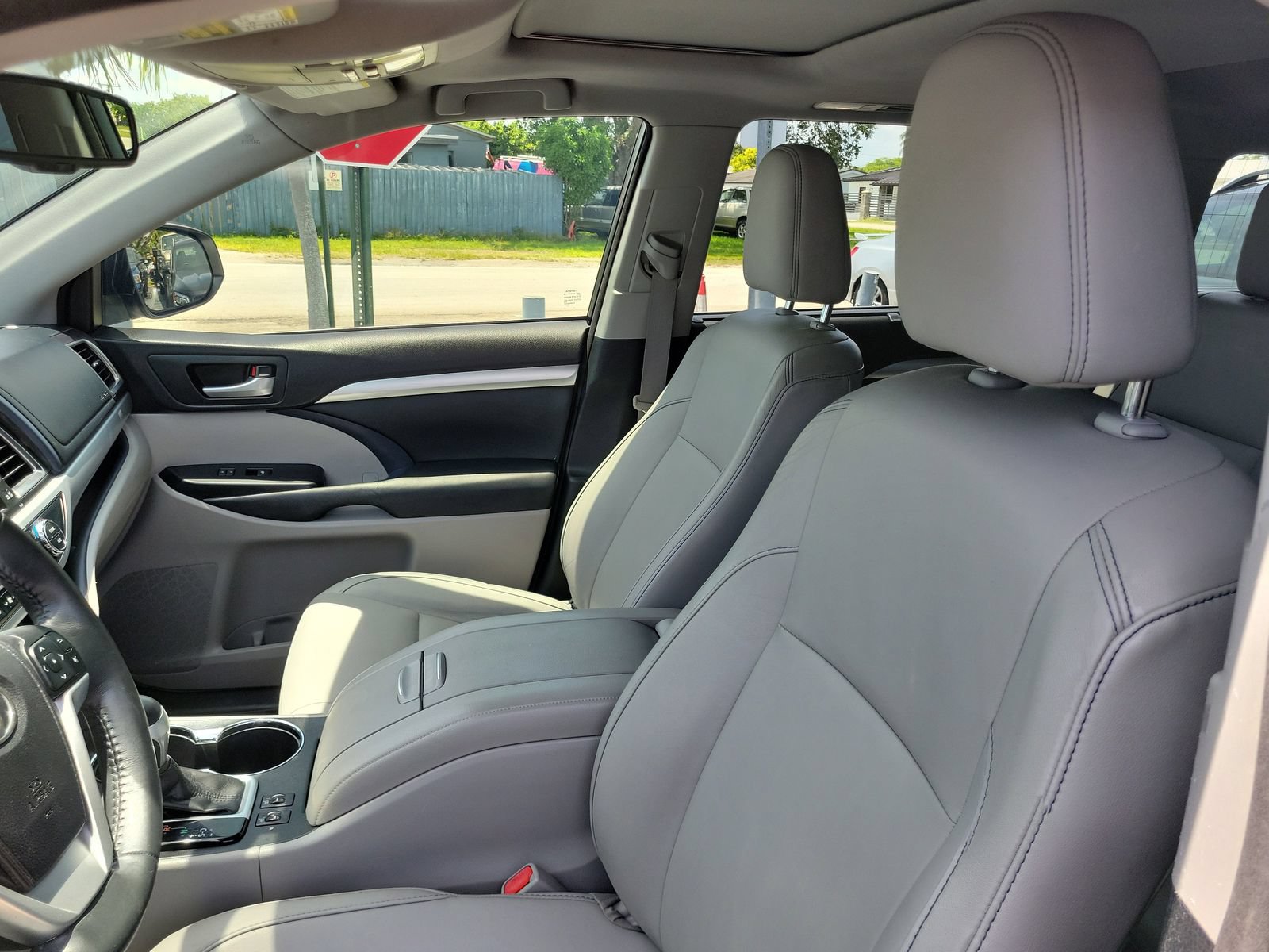 Used 2015 Toyota Highlander XLE FWD image 11