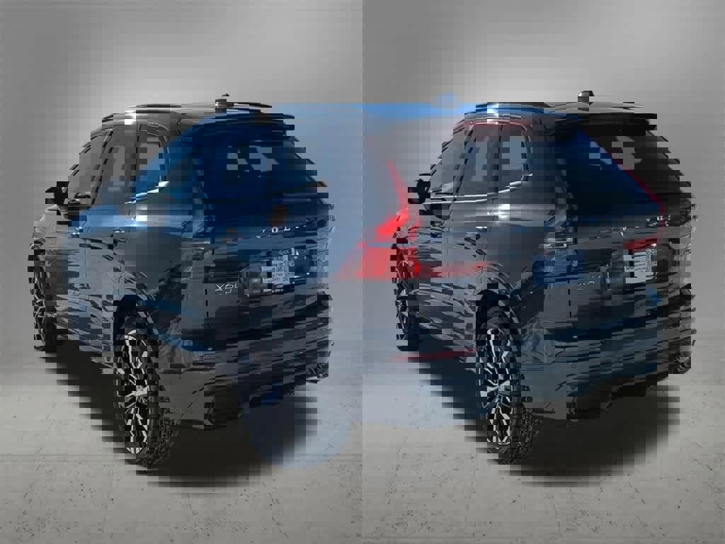 Used 2025 Volvo XC60 B5 Plus image 4