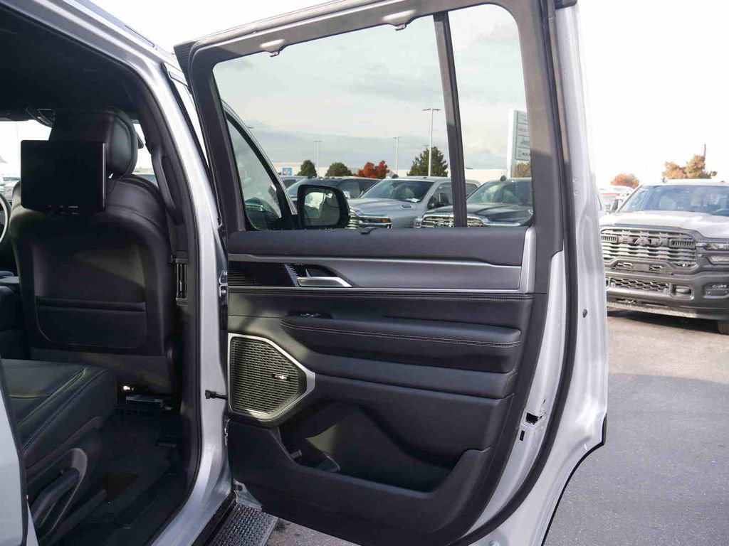 New 2025 Jeep Wagoneer Series II w/ Convenience Group I AWD/4WD image 23