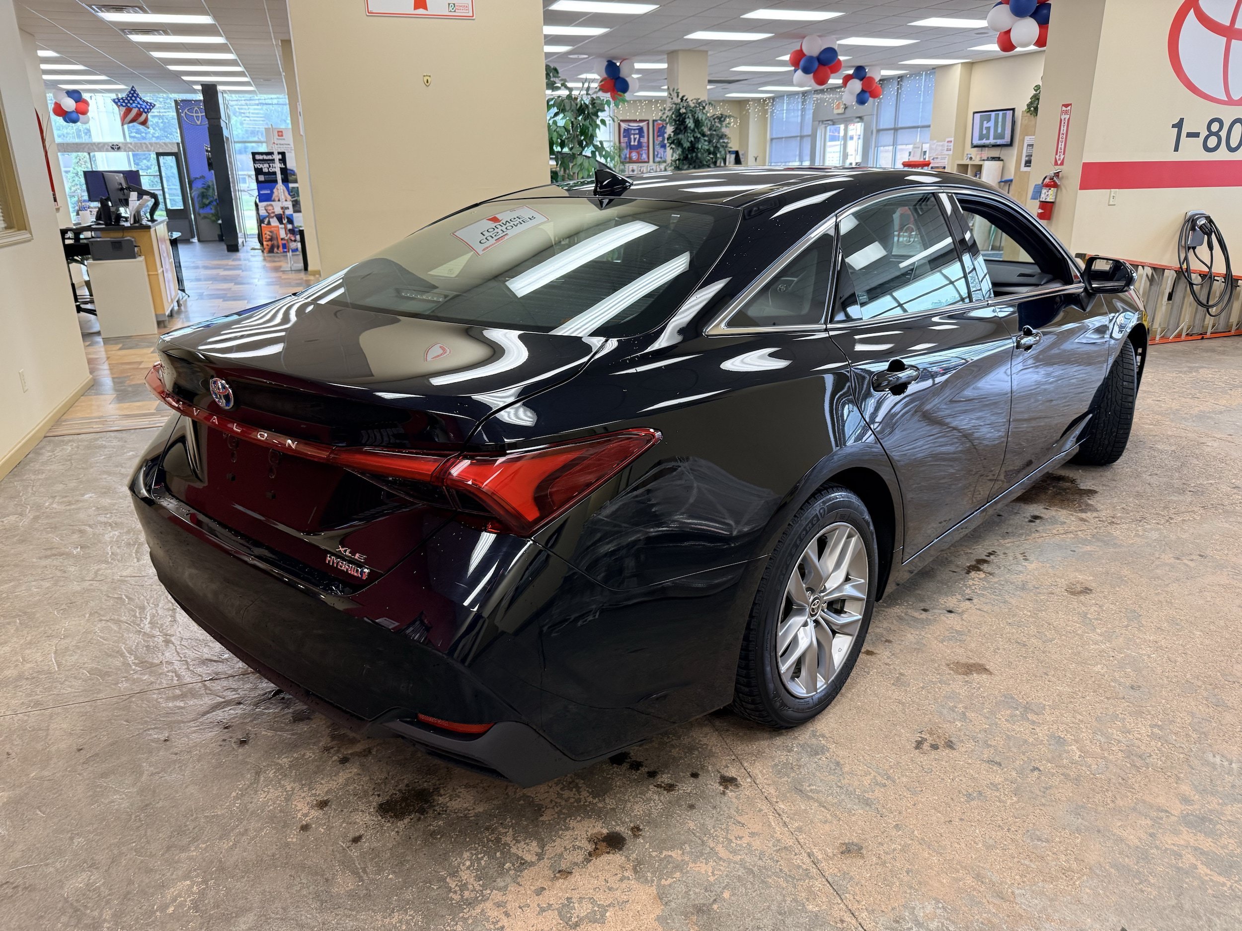 Used 2022 Toyota Avalon XLE w/ Moonroof Package FWD image 11