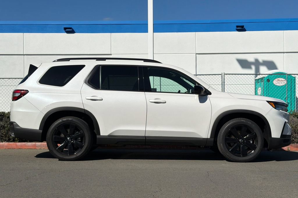 Used 2025 Honda Pilot Black Edition image 3