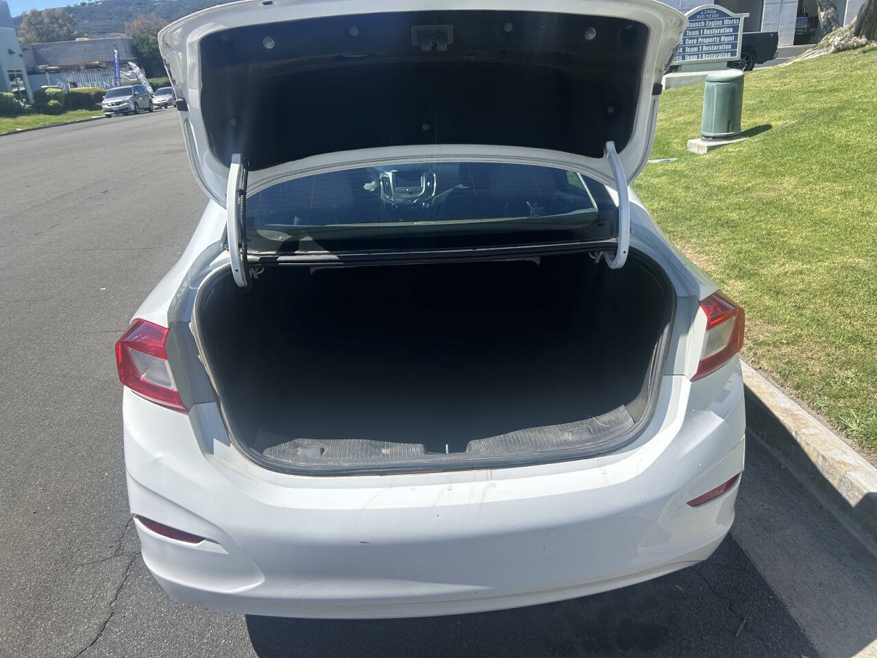 Used 2017 Chevrolet Cruze LT FWD image 11