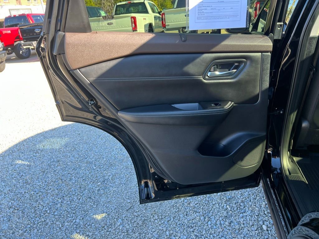 Used 2023 Nissan Rogue SV w/ SV Premium B Package image 16