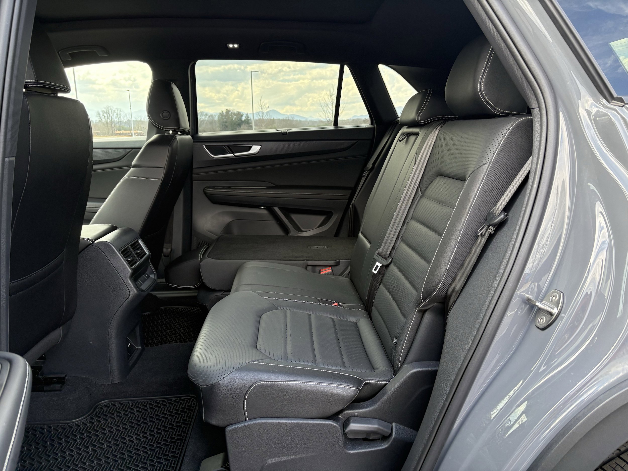 Used 2025 Volkswagen Atlas Cross Sport SEL R-Line AWD/4WD image 32