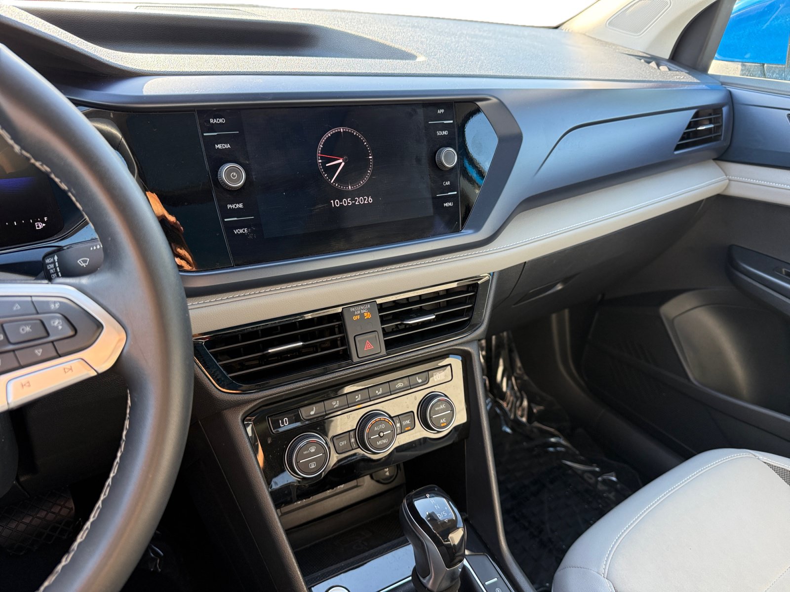 Used 2024 Volkswagen Taos SE w/ Panoramic Sunroof Package FWD image 12