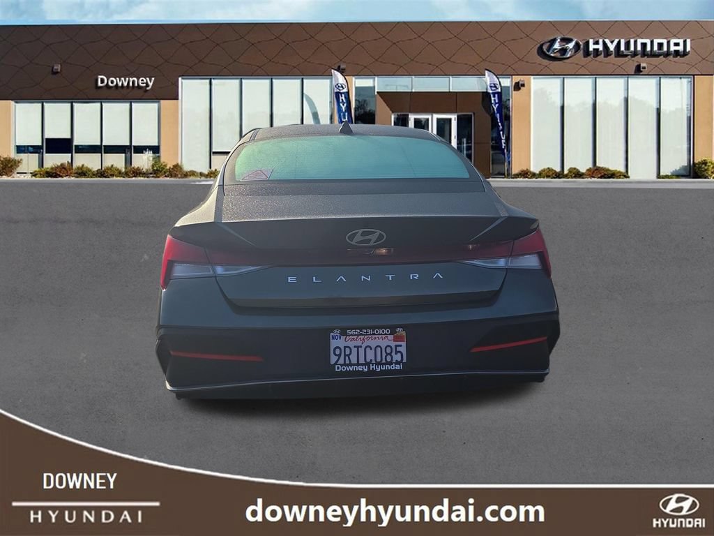 Used 2025 Hyundai Elantra SE FWD image 4