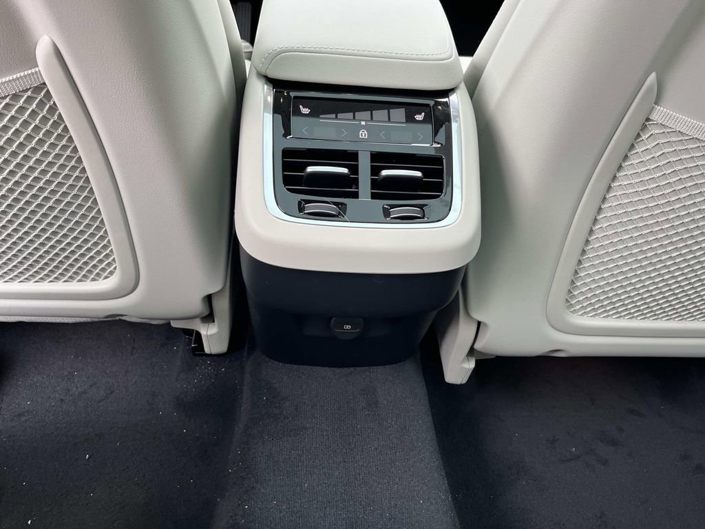 New 2026 Volvo XC60 B5 Ultra w/ Climate Package image 17