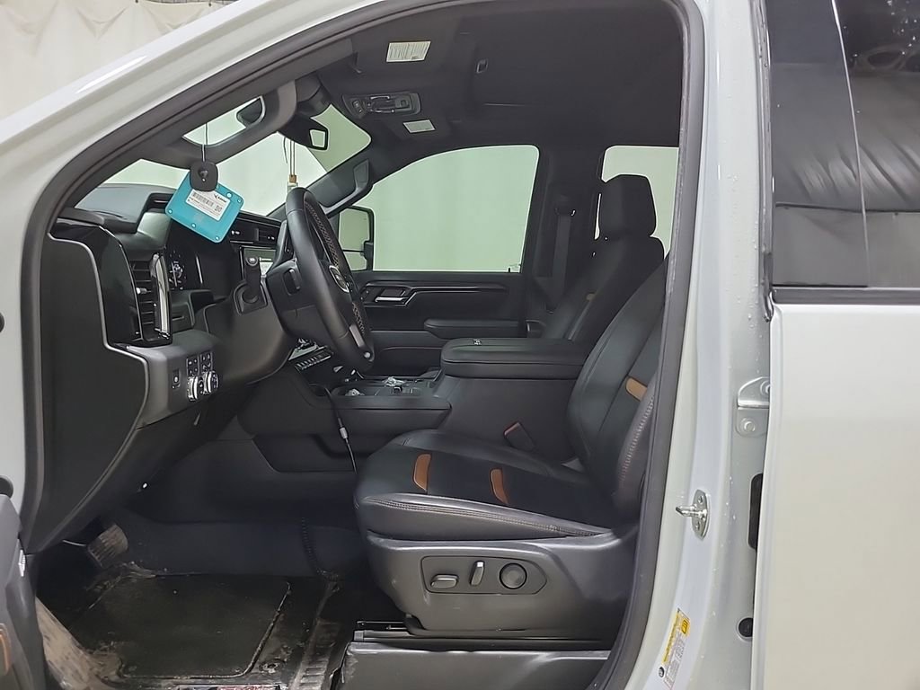 Used 2026 GMC Sierra 2500 AT4 image 2