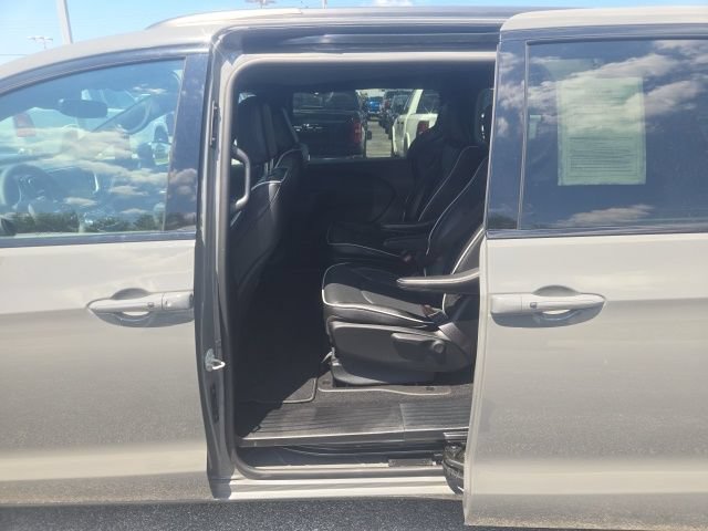 Used 2024 Chrysler Pacifica Premium FWD image 16
