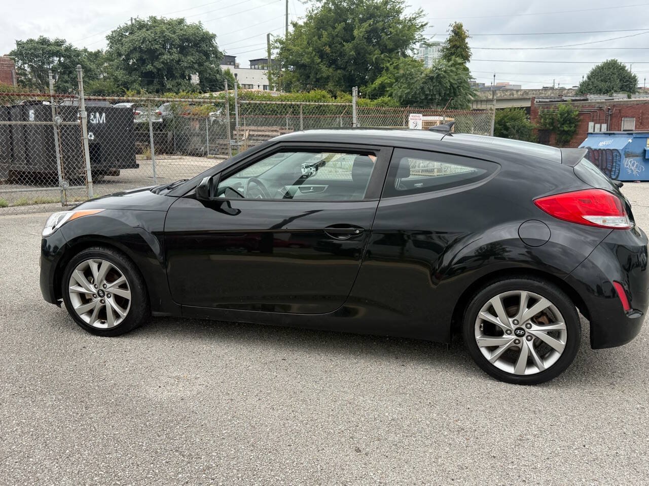 Used 2017 Hyundai Veloster FWD image 2