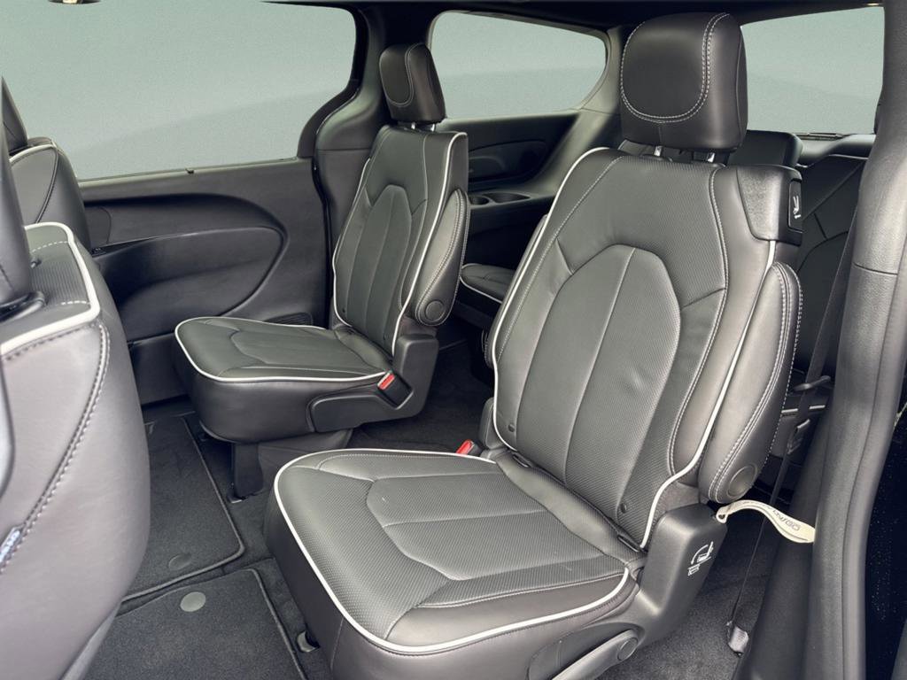 New 2026 Chrysler Pacifica Limited image 11