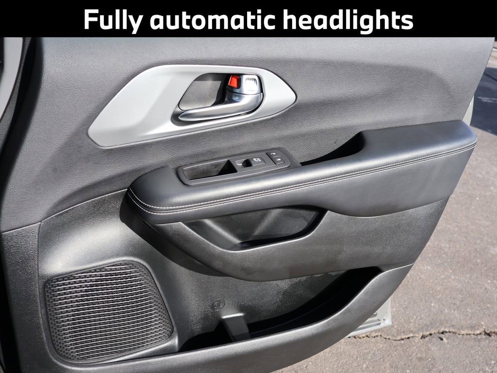 Used 2025 Chrysler Pacifica Limited image 14