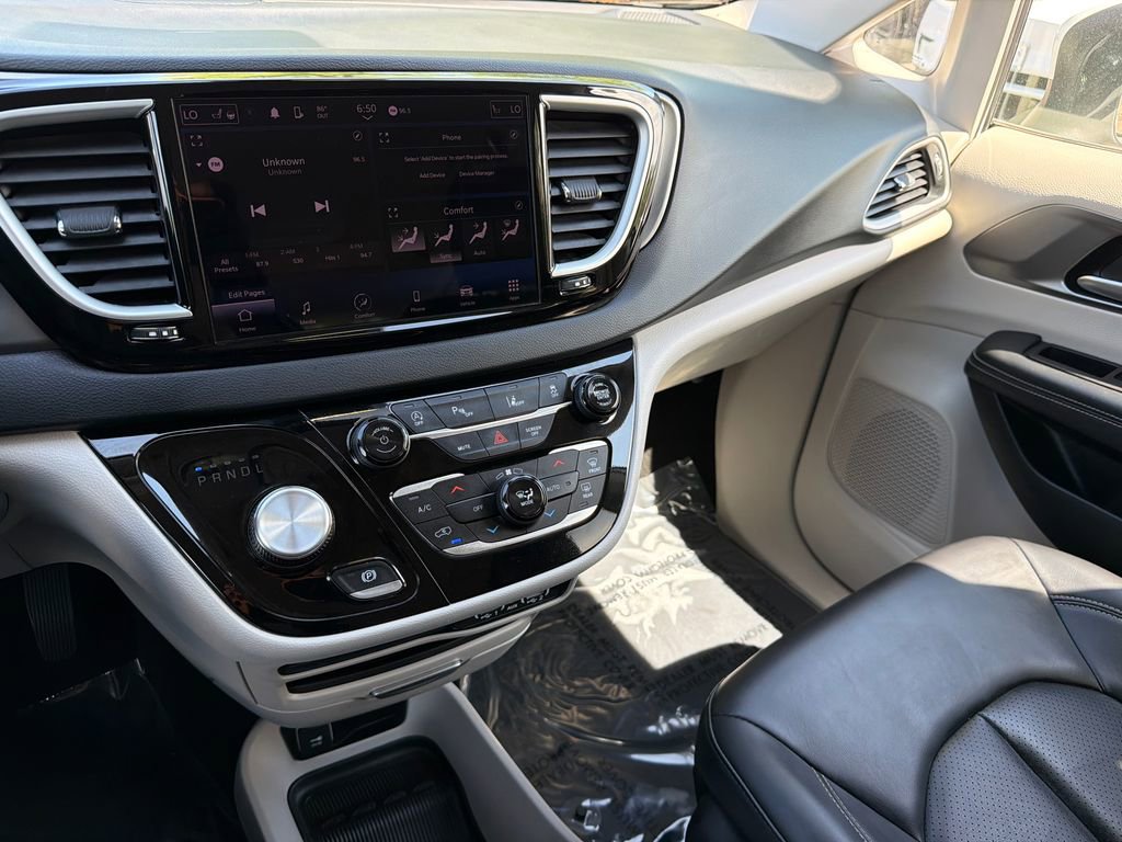 Used 2023 Chrysler Pacifica Touring-L image 26