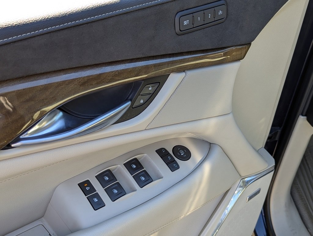 Used 2018 Cadillac Escalade Luxury image 11