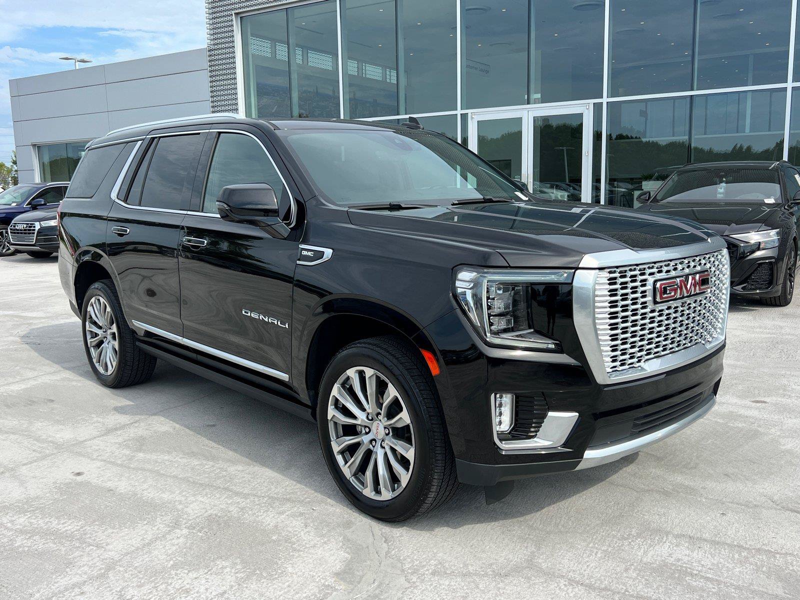 Used 2021 GMC Yukon Denali w/ Denali Premium Package AWD/4WD image 3