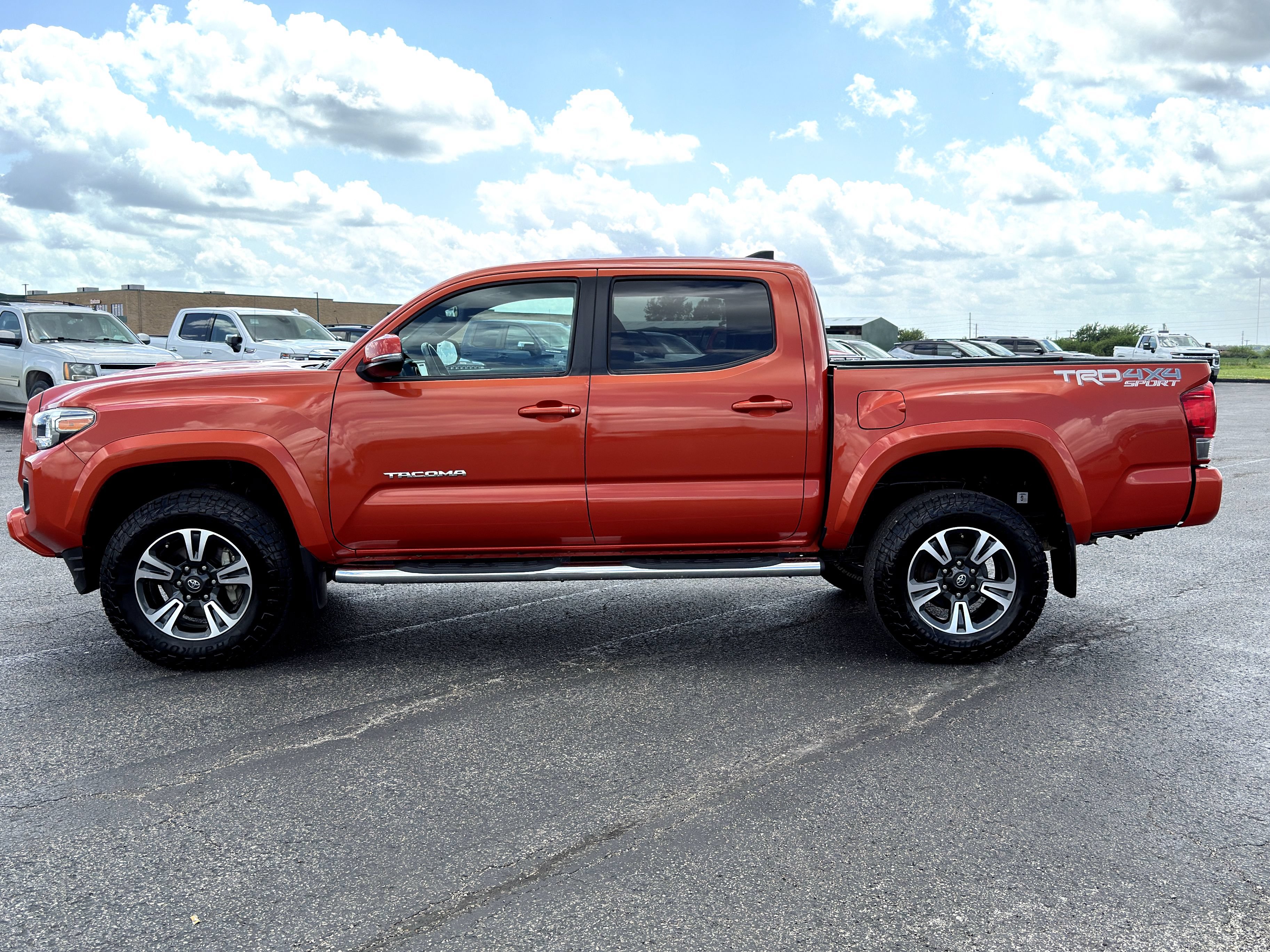 Used 2017 Toyota Tacoma TRD Sport AWD/4WD image 8