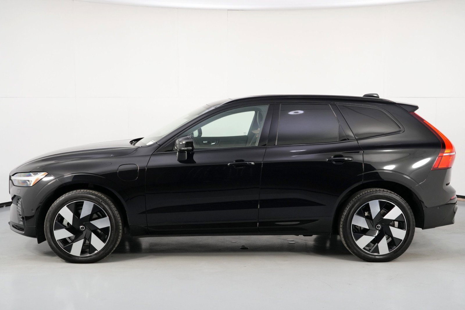 Used 2025 Volvo XC60 T8 Plus w/ Climate Package PRO AWD/4WD image 46