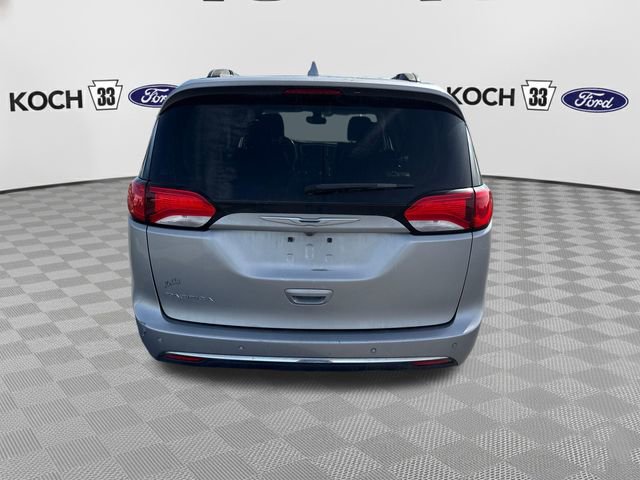 Used 2017 Chrysler Pacifica Touring-L FWD image 7
