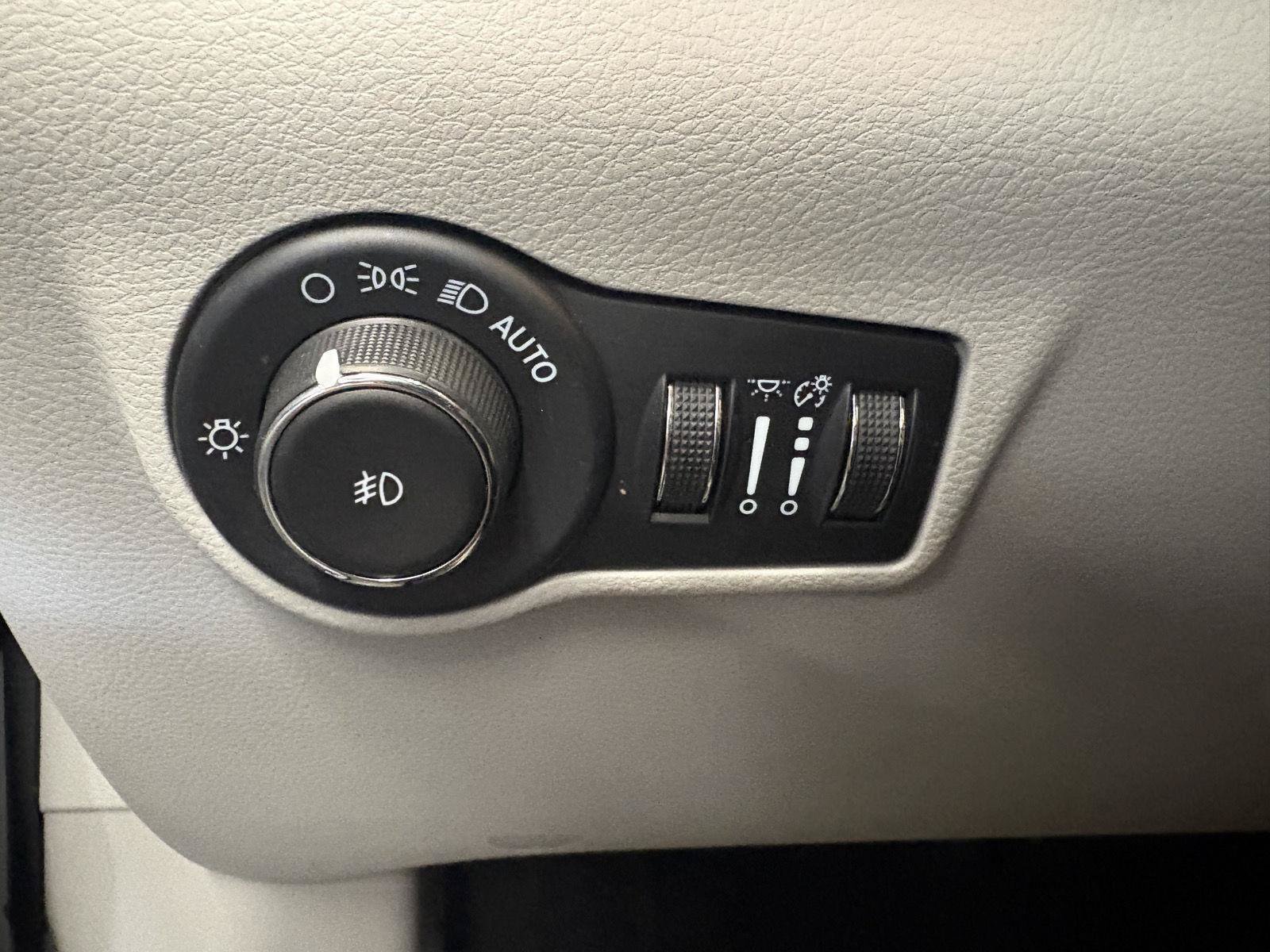 Used 2024 Jeep Compass Latitude AWD/4WD image 27
