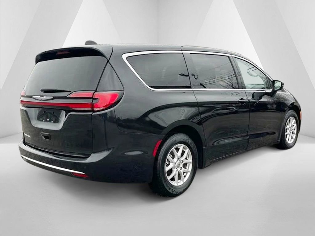 Used 2023 Chrysler Pacifica Touring-L image 9