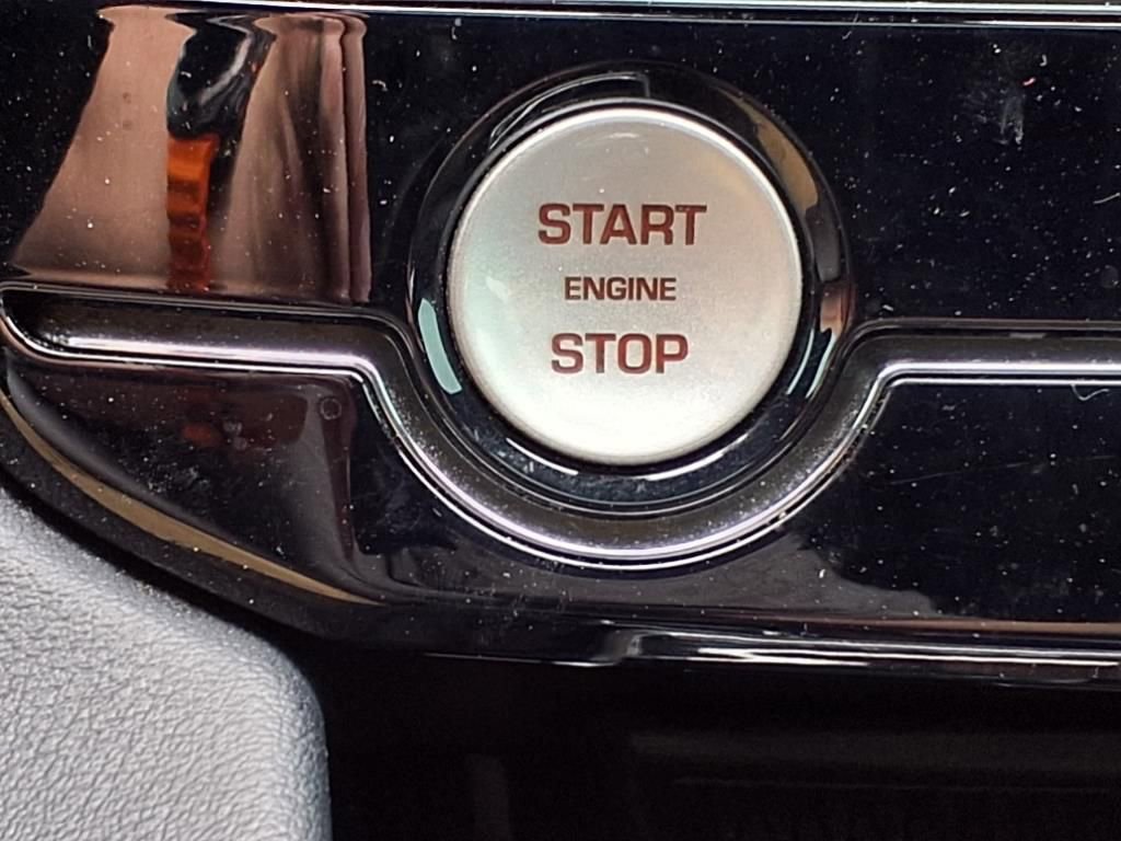 Used 2019 Jaguar F-PACE R-Sport image 23