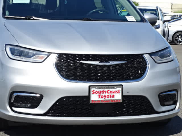 Used 2023 Chrysler Pacifica Touring-L FWD image 4