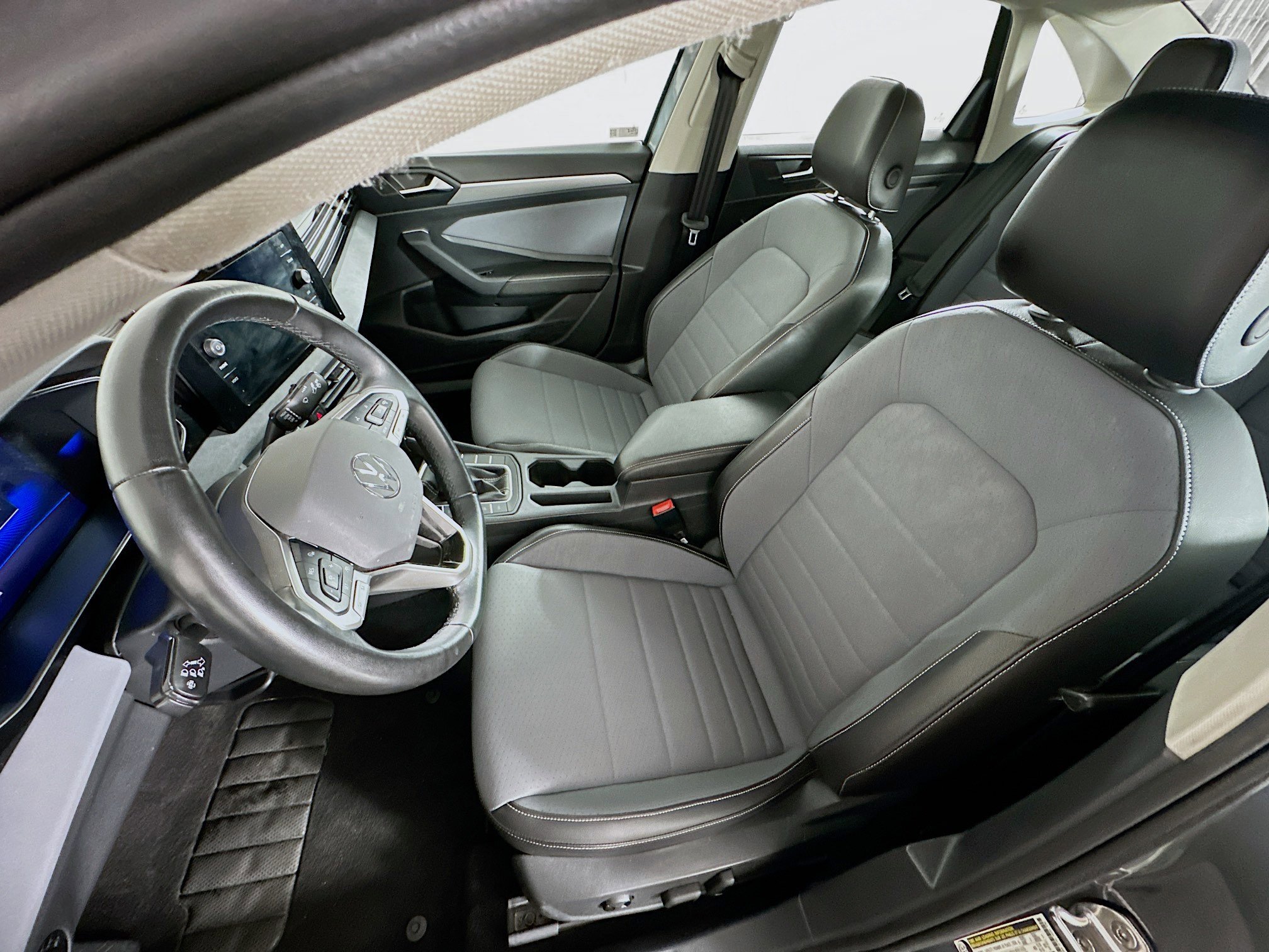 Used 2025 Volkswagen Jetta SE FWD image 13