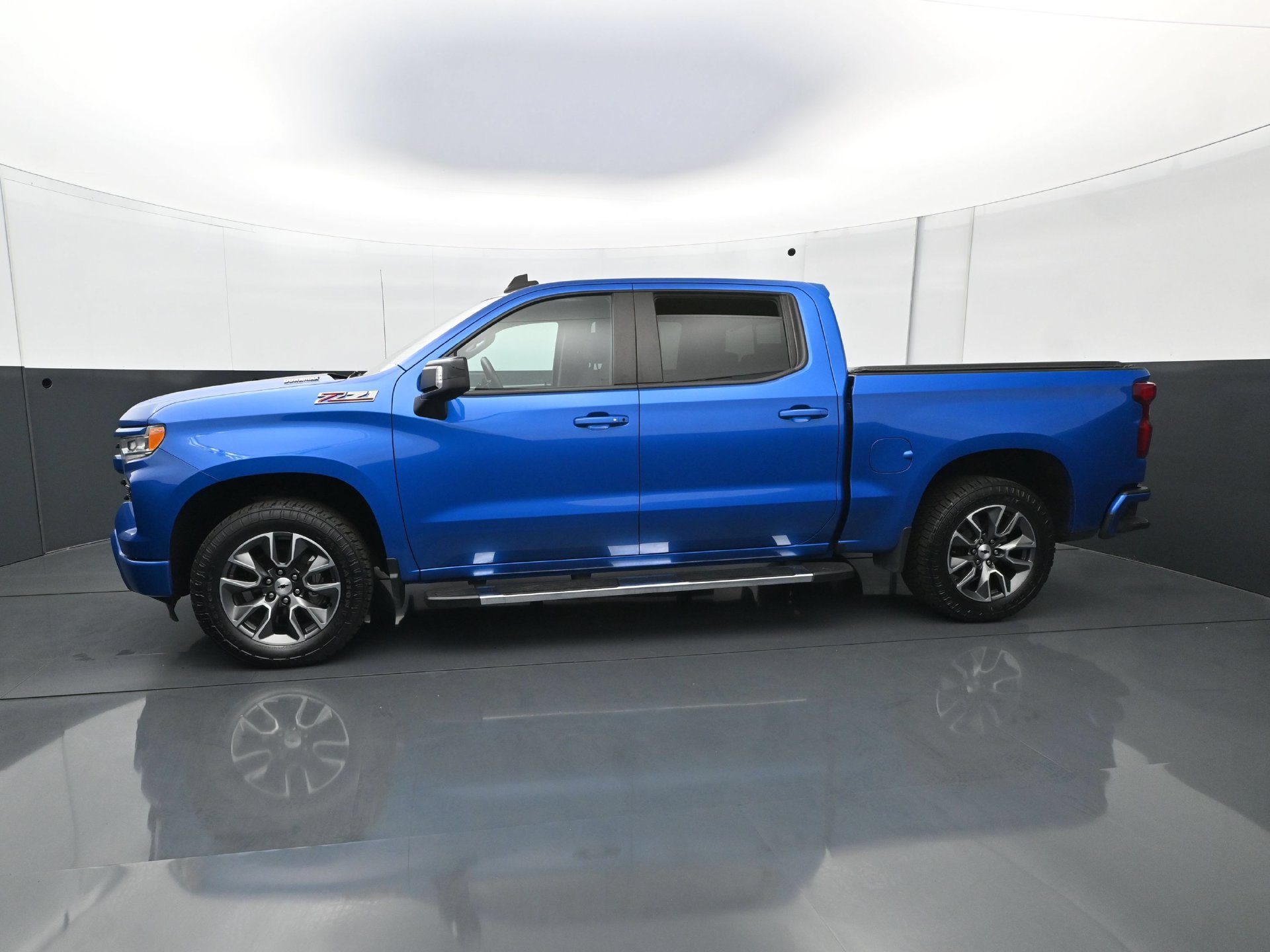 Used 2023 Chevrolet Silverado 1500 RST AWD/4WD image 3
