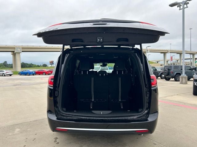 New 2027 Chrysler Pacifica Select FWD image 10