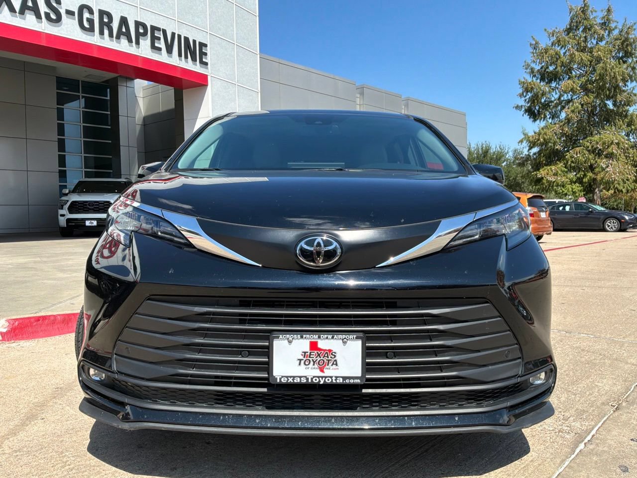 Used 2026 Toyota Sienna XLE FWD image 3