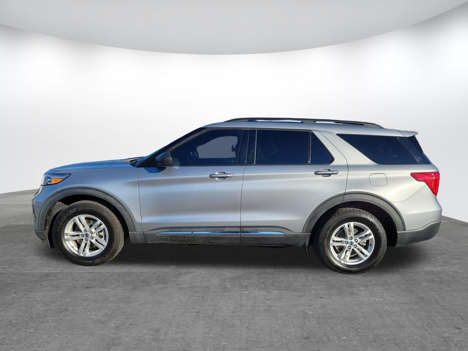 Used 2020 Ford Explorer XLT w/ Equipment Group 202A AWD/4WD image 4
