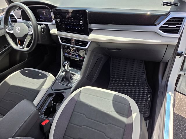 Certified 2025 Volkswagen Taos SE FWD image 17