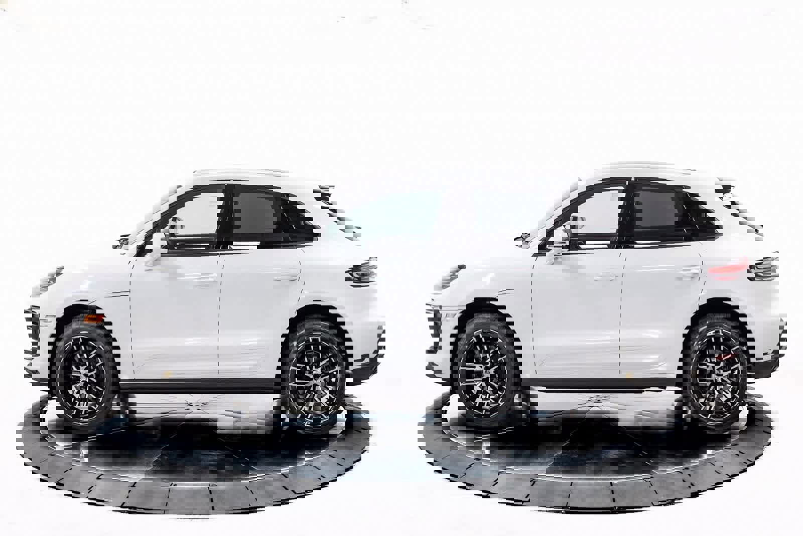 Certified 2025 Porsche Macan image 2