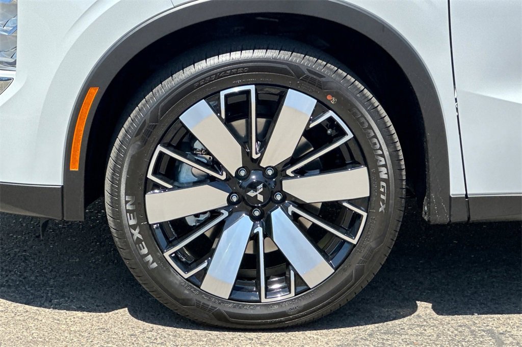 New 2025 Mitsubishi Outlander SE image 26