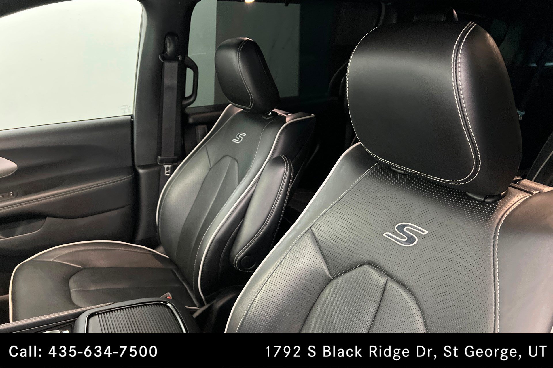 Used 2023 Chrysler Pacifica Limited w/ Uconnect Theater Family Group FWD image 16