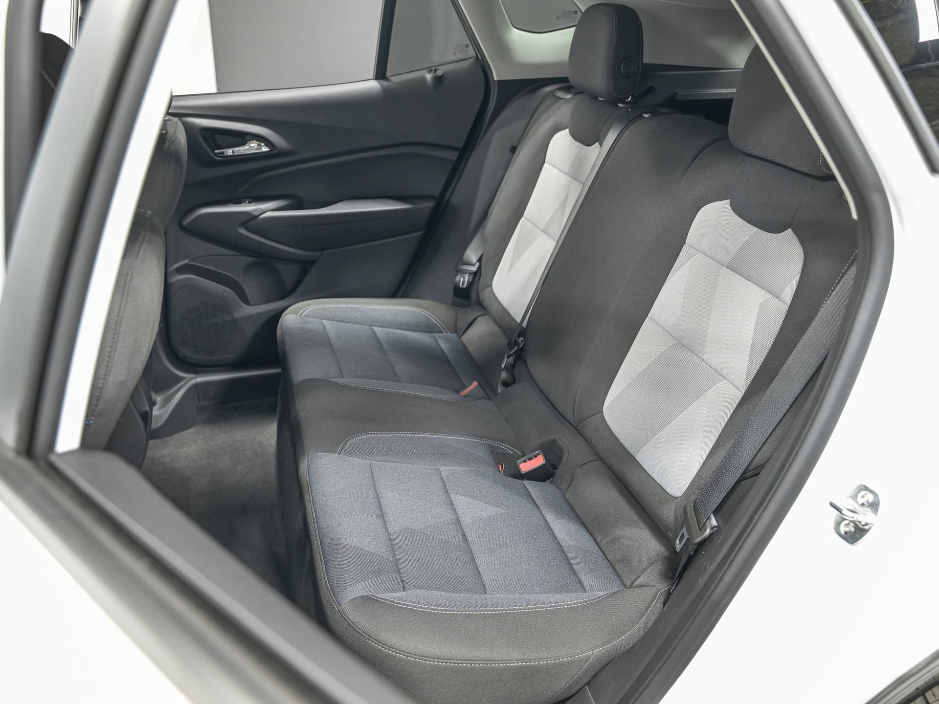 Used 2025 Chevrolet Trax LS FWD image 28