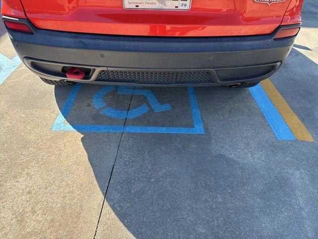 Used 2021 Jeep Cherokee Trailhawk image 9