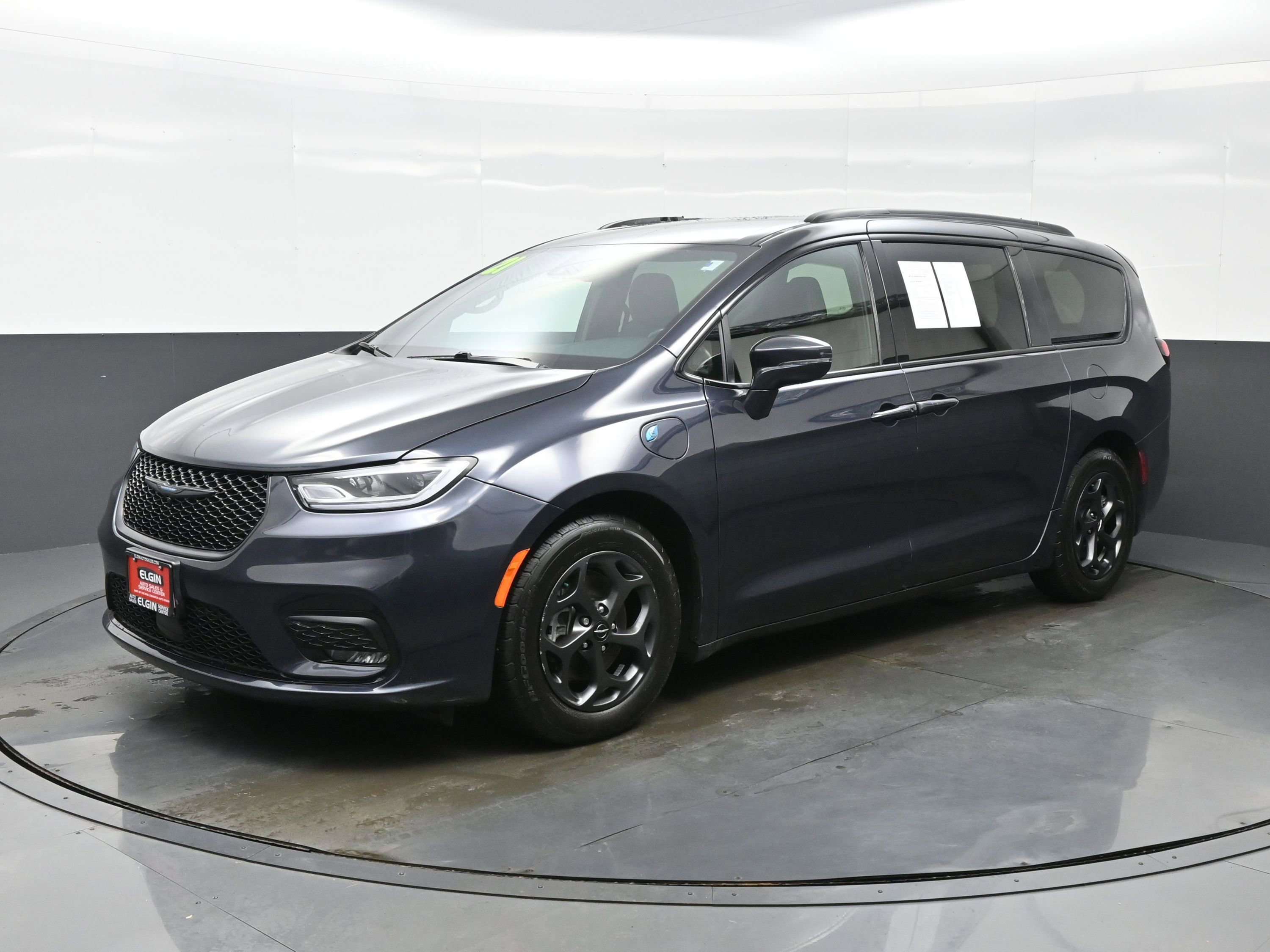 Used 2021 Chrysler Pacifica Touring w/ Uconnect Theater Family Group image 2