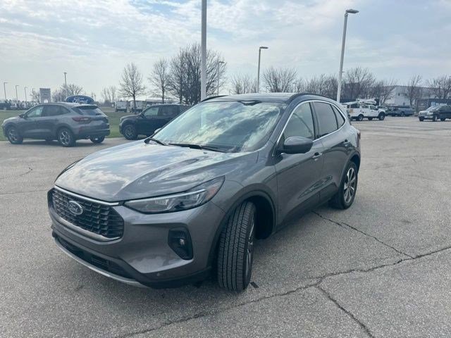Certified 2024 Ford Escape Platinum w/ Class II Trailer Tow Package AWD/4WD image 3