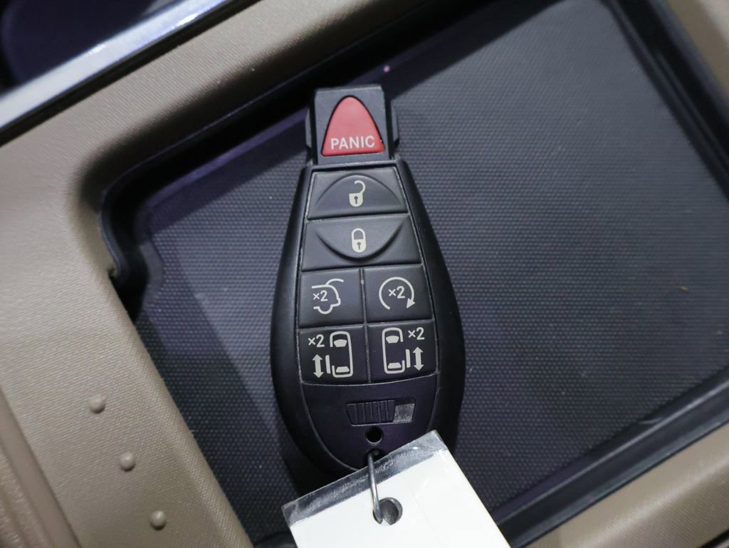 Used 2015 Chrysler Town & Country Touring w/ Driver Convenience Group FWD image 28